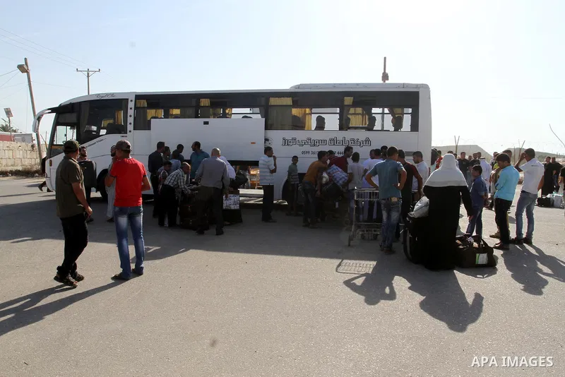 Palestinian pilgrims arrive at the Rafah crossing between Gaza Strip and Egypt after performing the annual Hajj, in Rafah in southern Gaza Strip, September 30, 2015. Around 500 Hajj pilgrims cross Rafah crossing on Wedne...