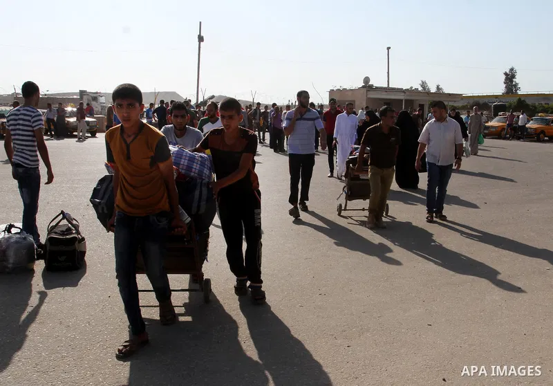 Palestinian pilgrims arrive at the Rafah crossing between Gaza Strip and Egypt after performing the annual Hajj, in Rafah in southern Gaza Strip, September 30, 2015. Around 500 Hajj pilgrims cross Rafah crossing on Wedne...