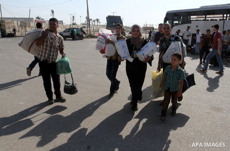 Palestinian pilgrims arrive at the Rafah crossing between Gaza Strip and Egypt after performing the annual Hajj, in Rafah in southern Gaza Strip, September 30, 2015. Around 500 Hajj pilgrims cross Rafah crossing on Wedne...
