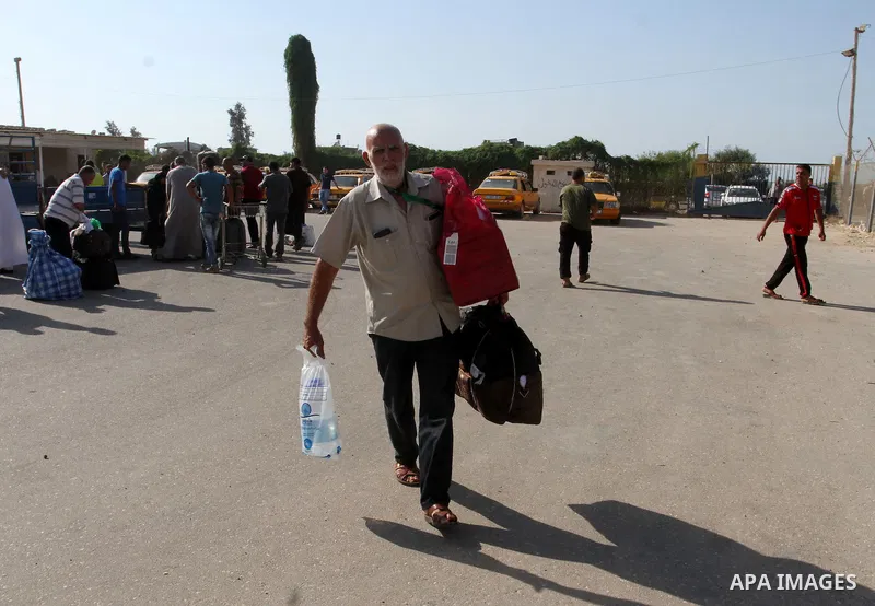 Palestinian pilgrims arrive at the Rafah crossing between Gaza Strip and Egypt after performing the annual Hajj, in Rafah in southern Gaza Strip, September 30, 2015. Around 500 Hajj pilgrims cross Rafah crossing on Wedne...