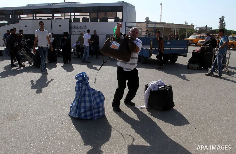 Palestinian pilgrims arrive at the Rafah crossing between Gaza Strip and Egypt after performing the annual Hajj, in Rafah in southern Gaza Strip, September 30, 2015. Around 500 Hajj pilgrims cross Rafah crossing on Wedne...