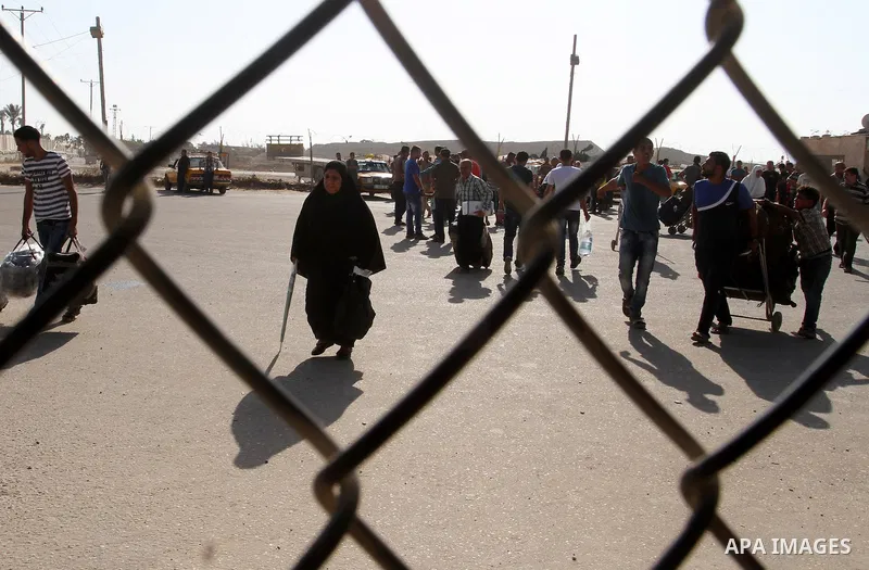 Palestinian pilgrims arrive at the Rafah crossing between Gaza Strip and Egypt after performing the annual Hajj, in Rafah in southern Gaza Strip, September 30, 2015. Around 500 Hajj pilgrims cross Rafah crossing on Wedne...