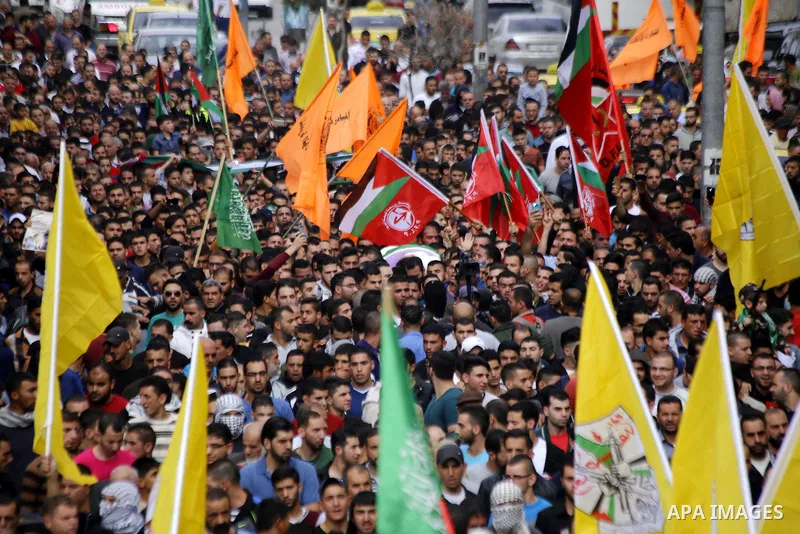 Mourners carry the body of Palestinian Mohammed Jabari, who stabbed an Israeli policeman before being shot dead on Friday, in the West Bank city of Hebron October 10, 2015. Fifteen Palestinians have been killed by Israel...