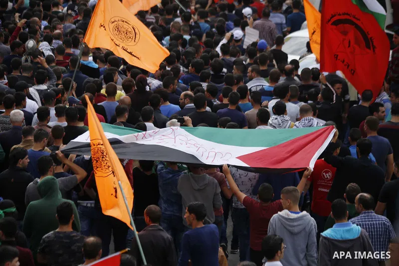 Mourners carry the body of Palestinian Mohammed Jabari, who stabbed an Israeli policeman before being shot dead on Friday, in the West Bank city of Hebron October 10, 2015. Fifteen Palestinians have been killed by Israel...
