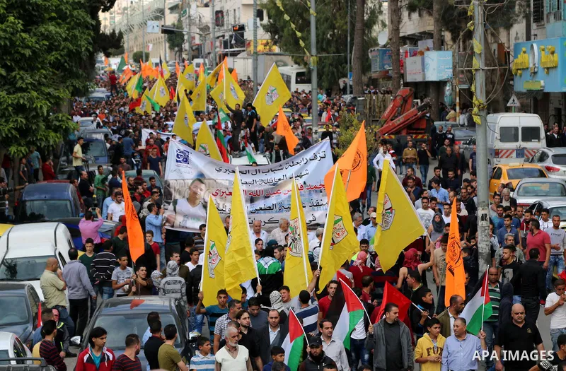 Mourners carry the body of Palestinian Mohammed Jabari, who stabbed an Israeli policeman before being shot dead on Friday, in the West Bank city of Hebron October 10, 2015. Fifteen Palestinians have been killed by Israel...
