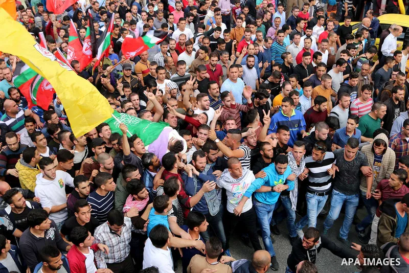 Mourners carry the body of Palestinian Mohammed Jabari, who stabbed an Israeli policeman before being shot dead on Friday, in the West Bank city of Hebron October 10, 2015. Fifteen Palestinians have been killed by Israel...