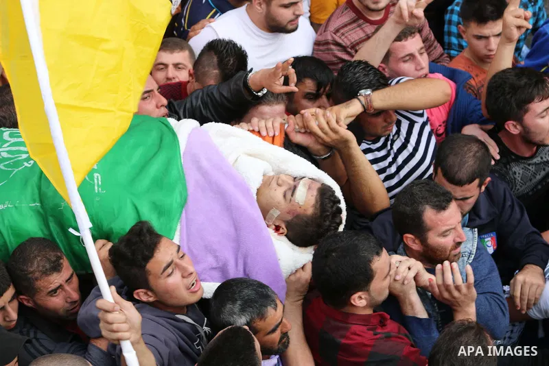 Mourners carry the body of Palestinian Mohammed Jabari, who stabbed an Israeli policeman before being shot dead on Friday, in the West Bank city of Hebron October 10, 2015. Fifteen Palestinians have been killed by Israel...