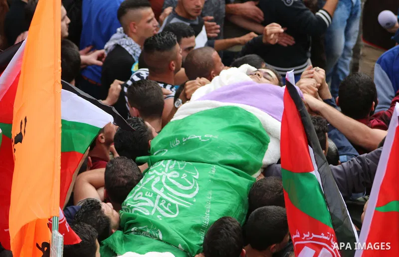 Mourners carry the body of Palestinian Mohammed Jabari, who stabbed an Israeli policeman before being shot dead on Friday, in the West Bank city of Hebron October 10, 2015. Fifteen Palestinians have been killed by Israel...