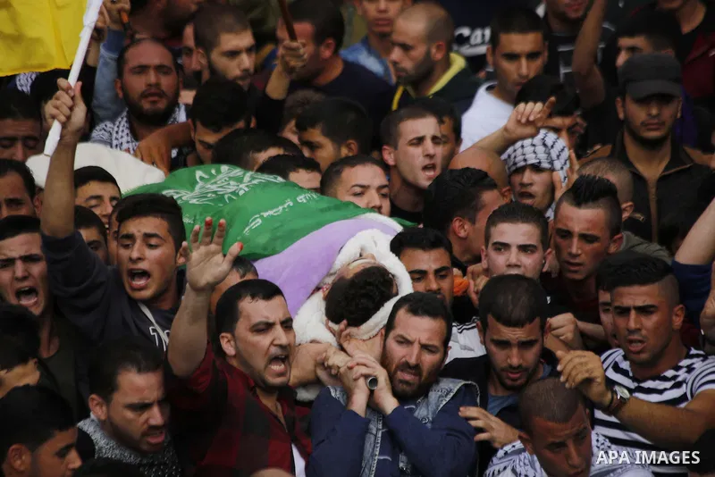 Mourners carry the body of Palestinian Mohammed Jabari, who stabbed an Israeli policeman before being shot dead on Friday, in the West Bank city of Hebron October 10, 2015. Fifteen Palestinians have been killed by Israel...