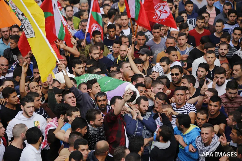 Mourners carry the body of Palestinian Mohammed Jabari, who stabbed an Israeli policeman before being shot dead on Friday, in the West Bank city of Hebron October 10, 2015. Fifteen Palestinians have been killed by Israel...