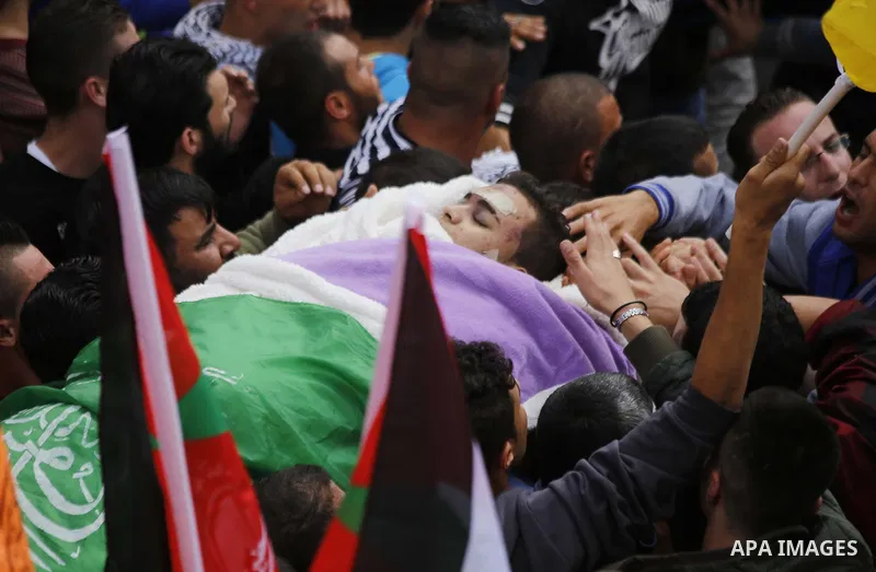 Mourners carry the body of Palestinian Mohammed Jabari, who stabbed an Israeli policeman before being shot dead on Friday, in the West Bank city of Hebron October 10, 2015. Fifteen Palestinians have been killed by Israel...
