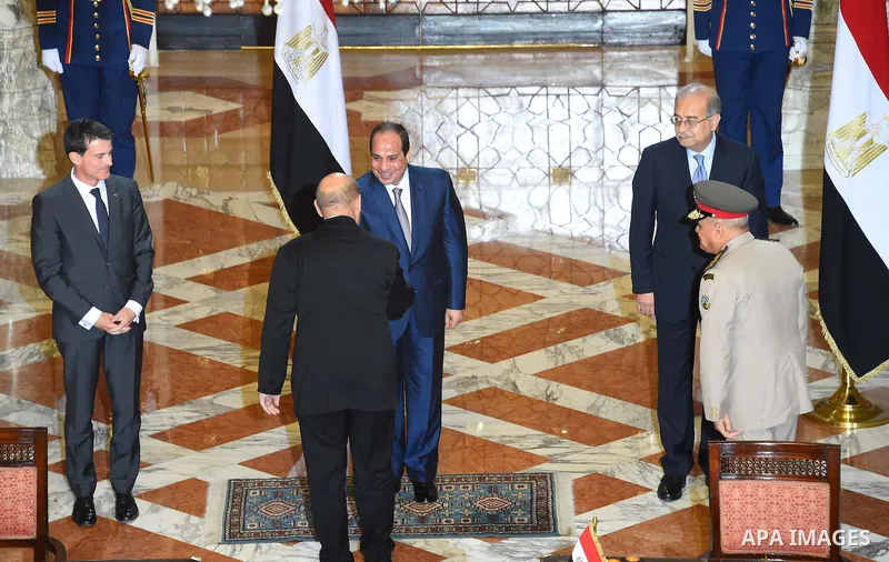 Egyptain President Abdel Fattah al-Sisi meets with French Prime Minister Manuel Valls during a ceremony to sign military contracts at the Ittihadiya presidential palace in Cairo, Egypt, October 10, 2015. French Prime Min...
