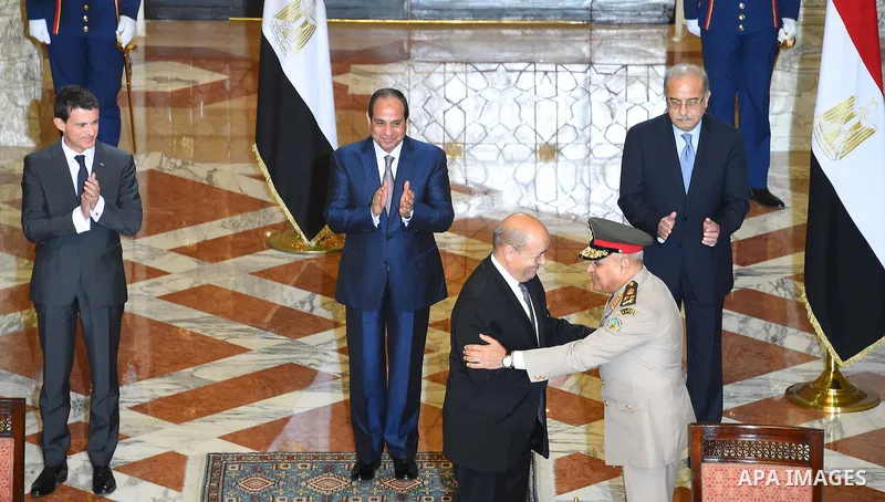 Egyptain President Abdel Fattah al-Sisi meets with French Prime Minister Manuel Valls during a ceremony to sign military contracts at the Ittihadiya presidential palace in Cairo, Egypt, October 10, 2015. French Prime Min...
