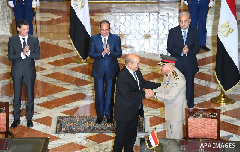Egyptain President Abdel Fattah al-Sisi meets with French Prime Minister Manuel Valls during a ceremony to sign military contracts at the Ittihadiya presidential palace in Cairo, Egypt, October 10, 2015. French Prime Min...