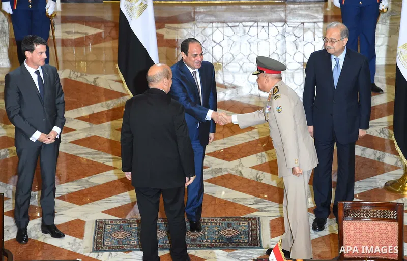 Egyptain President Abdel Fattah al-Sisi meets with French Prime Minister Manuel Valls during a ceremony to sign military contracts at the Ittihadiya presidential palace in Cairo, Egypt, October 10, 2015. French Prime Min...
