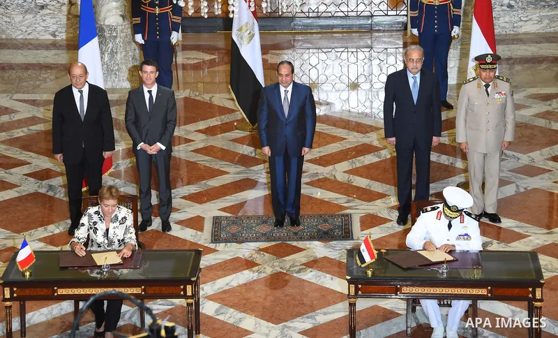 Egyptain President Abdel Fattah al-Sisi meets with French Prime Minister Manuel Valls during a ceremony to sign military contracts at the Ittihadiya presidential palace in Cairo, Egypt, October 10, 2015. French Prime Min...