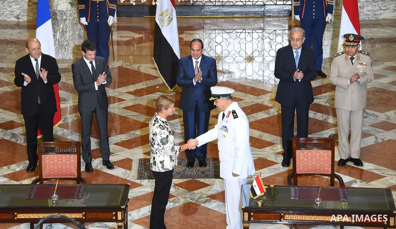 Egyptain President Abdel Fattah al-Sisi meets with French Prime Minister Manuel Valls during a ceremony to sign military contracts at the Ittihadiya presidential palace in Cairo, Egypt, October 10, 2015. French Prime Min...