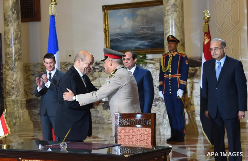 Egyptain President Abdel Fattah al-Sisi meets with French Prime Minister Manuel Valls during a ceremony to sign military contracts at the Ittihadiya presidential palace in Cairo, Egypt, October 10, 2015. French Prime Min...