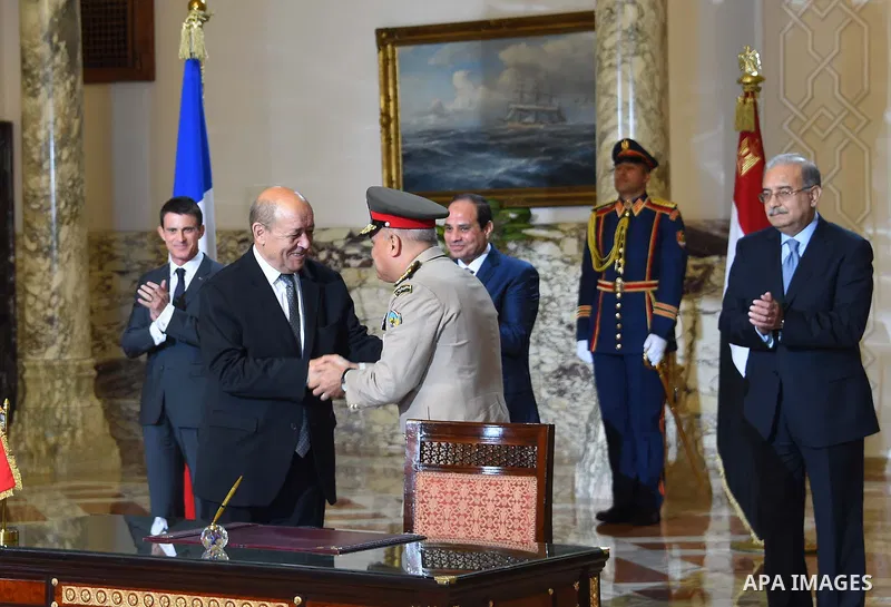 Egyptain President Abdel Fattah al-Sisi meets with French Prime Minister Manuel Valls during a ceremony to sign military contracts at the Ittihadiya presidential palace in Cairo, Egypt, October 10, 2015. French Prime Min...
