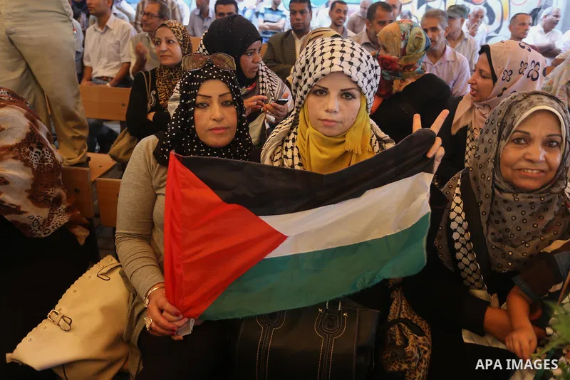 Palestinians take part in a protest demanding release the prisoners in Israeli jails, in front of Red cross office, in Gaza city, on Oct. 12, 2015. Photo by Mohammed Asad