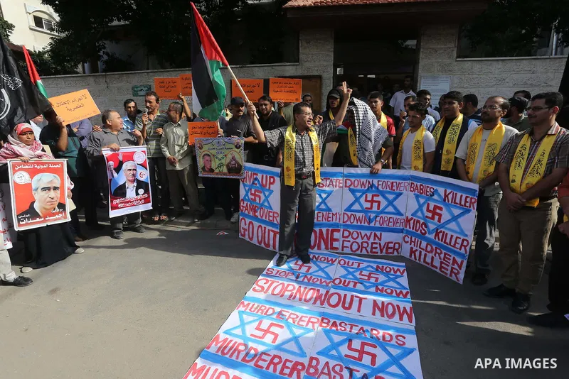 Palestinians take part in a protest demanding release the prisoners in Israeli jails, in front of Red cross office, in Gaza city, on Oct. 12, 2015. Photo by Mohammed Asad