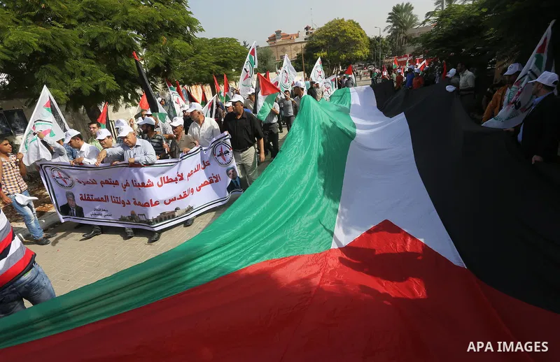 Palestinians take part in a protest in solidarity with Palestinians in the West Bank and against Jewish groups visiting the al-Aqsa mosque compound, in Gaza city on October 12, 2015. Photo by Mohammed Asad