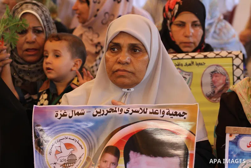 Palestinians take part in a protest demanding release the prisoners in Israeli jails, in front of Red cross office, in Gaza city, on Oct. 12, 2015. Photo by Mohammed Asad