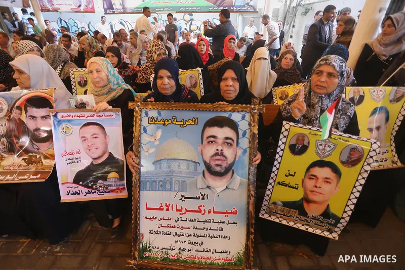 Palestinians take part in a protest demanding release the prisoners in Israeli jails, in front of Red cross office, in Gaza city, on Oct. 12, 2015. Photo by Mohammed Asad