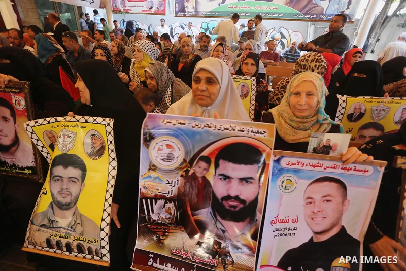 Palestinians take part in a protest demanding release the prisoners in Israeli jails, in front of Red cross office, in Gaza city, on Oct. 12, 2015. Photo by Mohammed Asad