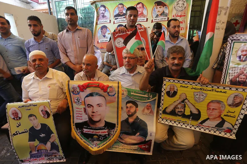 Palestinians take part in a protest demanding release the prisoners in Israeli jails, in front of Red cross office, in Gaza city, on Oct. 12, 2015. Photo by Mohammed Asad