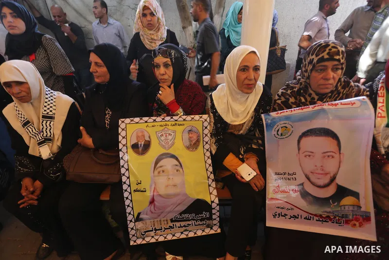 Palestinians take part in a protest demanding release the prisoners in Israeli jails, in front of Red cross office, in Gaza city, on Oct. 12, 2015. Photo by Mohammed Asad