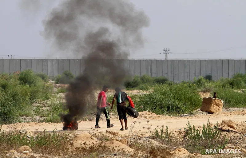Palestinian protesters run for cover during clashes with Israeli security forces near the Erez border crossing between Israel and northern Gaza Strip on October 13, 2015. A wave of stabbings that hit Israel, Jerusalem an...