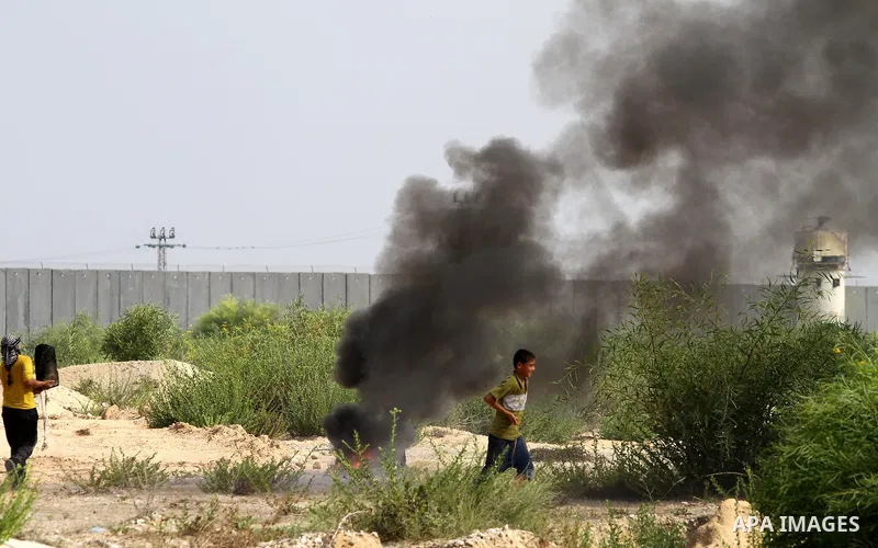 Palestinian protesters run for cover during clashes with Israeli security forces near the Erez border crossing between Israel and northern Gaza Strip on October 13, 2015. A wave of stabbings that hit Israel, Jerusalem an...