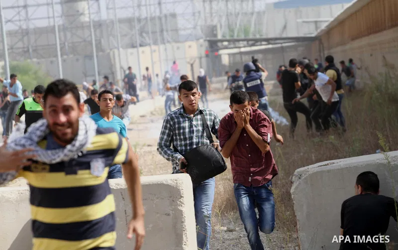 Palestinian protesters run for cover during clashes with Israeli security forces near the Erez border crossing between Israel and northern Gaza Strip on October 13, 2015. A wave of stabbings that hit Israel, Jerusalem an...