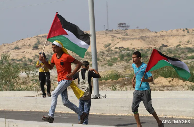 Palestinian protesters run for cover during clashes with Israeli security forces near the Erez border crossing between Israel and northern Gaza Strip on October 13, 2015. A wave of stabbings that hit Israel, Jerusalem an...