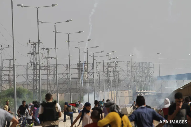 Palestinian protesters run for cover during clashes with Israeli security forces near the Erez border crossing between Israel and northern Gaza Strip on October 13, 2015. A wave of stabbings that hit Israel, Jerusalem an...