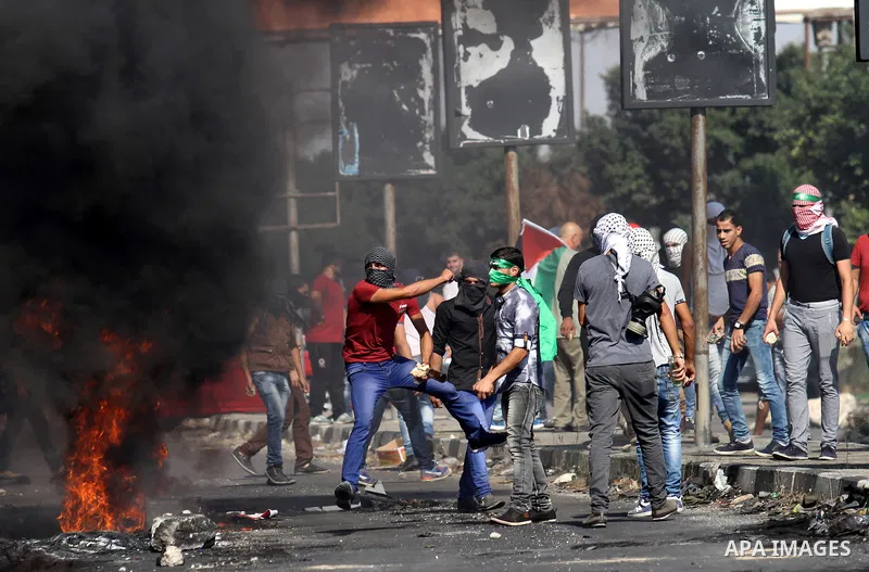 Palestinian protesters throw stones towards Israeli security forces during clashes at the Israeli Hawara checkpoint near the West Bank city of Nablus October 16, 2015. The unrest that has engulfed Jerusalem and the occup...