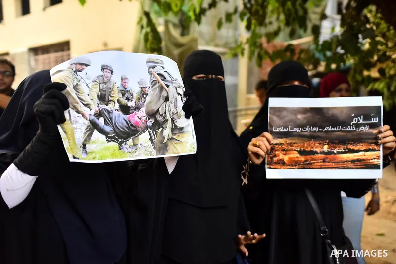 Egyptian protesters shot slogans during a demonstration expressing solidarity with Palestinians, outside the Palestinian Embassy in Cairo, October 16, 2015. According to local reports a group of protesters expressed thei...