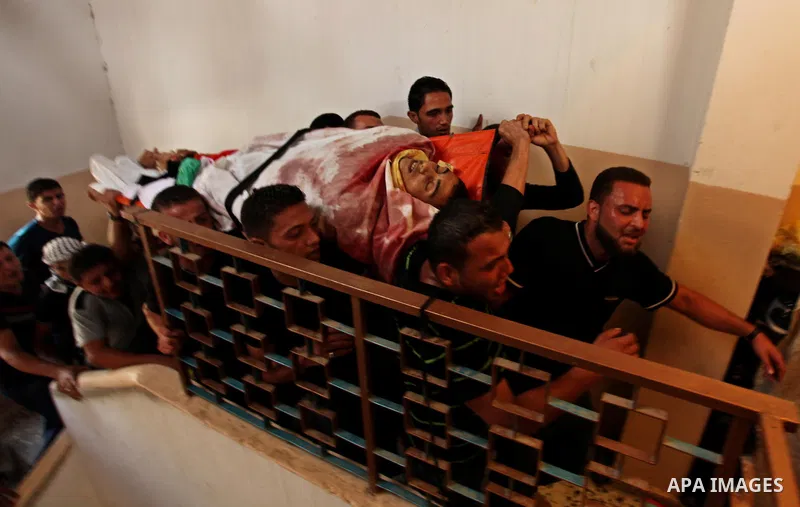 Relatives carry the body of Palestinian Mahmoud Hmead, 22, who was killed by Israeli troops in Friday's clashes, during his funeral in Gaza October 17, 2015. The unrest that has engulfed Jerusalem, Gaza and the occupied...