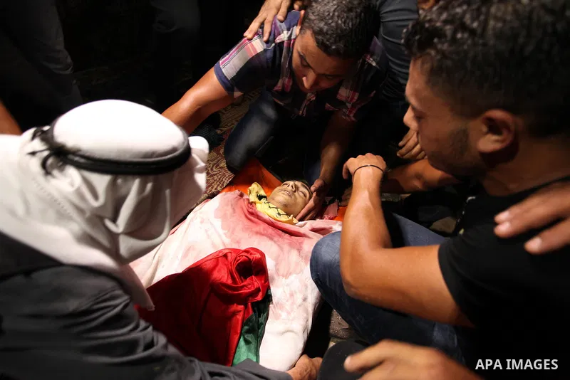 Relatives of Palestinian Mahmoud Hmead, 22, who was killed by Israeli troops in Friday's clashes, mourn during his funeral in Gaza October 17, 2015. The unrest that has engulfed Jerusalem, Gaza and the occupied West Bank...
