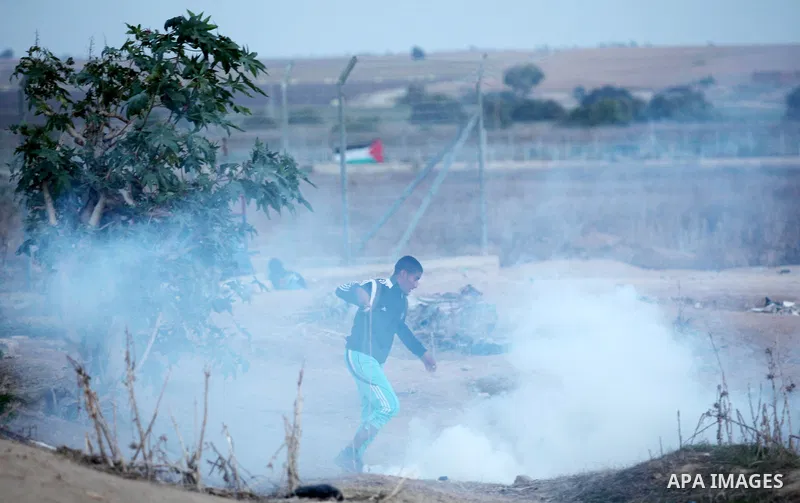 Palestinian protesters run to take cover during clashes near the border between Israel and Central Gaza Strip east of Bureij on October 17, 2015. At least 40 Palestinians and seven Israelis have died in more than two wee...