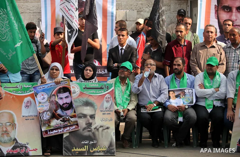 Palestinians take part in a protest demanding release the prisoners in Israeli jails, in front of Red cross office, in Gaza city, on Oct. 19, 2015. Photo by Ashraf Amra