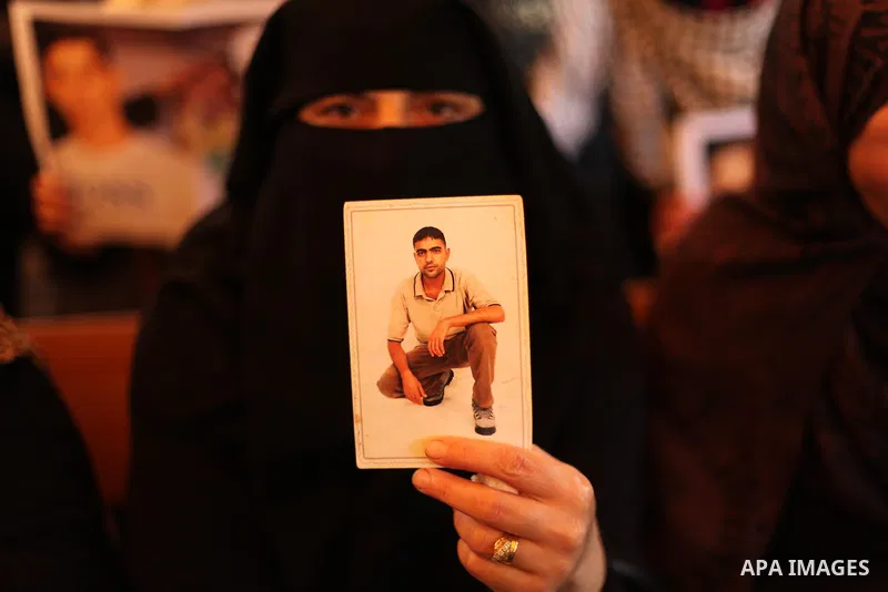Palestinians take part in a protest demanding release the prisoners in Israeli jails, in front of Red cross office, in Gaza city, on Oct. 19, 2015. Photo by Ashraf Amra