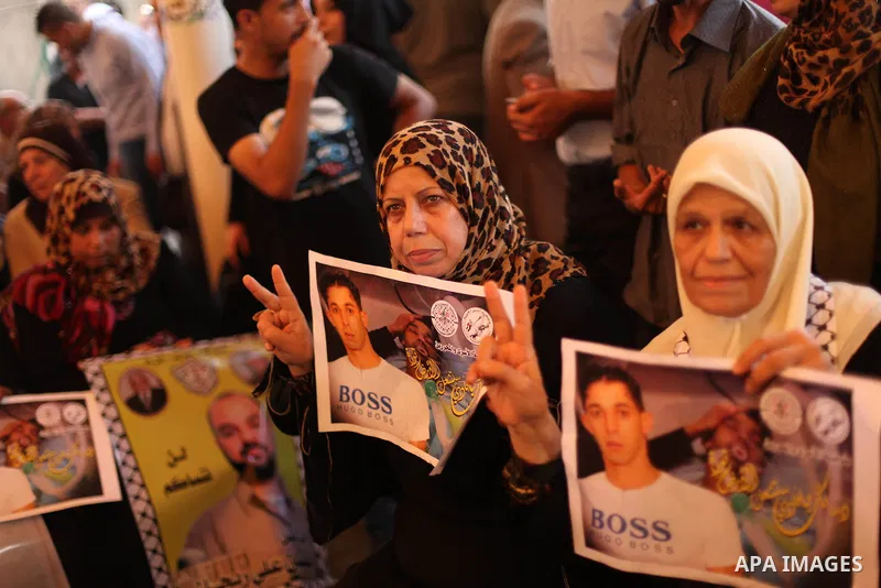 Palestinians take part in a protest demanding release the prisoners in Israeli jails, in front of Red cross office, in Gaza city, on Oct. 19, 2015. Photo by Ashraf Amra