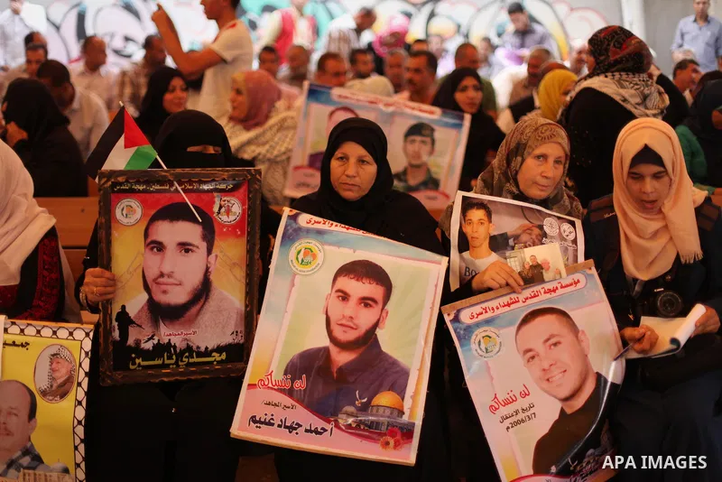 Palestinians take part in a protest demanding release the prisoners in Israeli jails, in front of Red cross office, in Gaza city, on Oct. 19, 2015. Photo by Ashraf Amra
