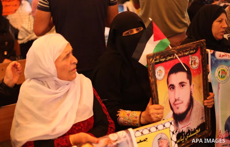 Palestinians take part in a protest demanding release the prisoners in Israeli jails, in front of Red cross office, in Gaza city, on Oct. 19, 2015. Photo by Ashraf Amra
