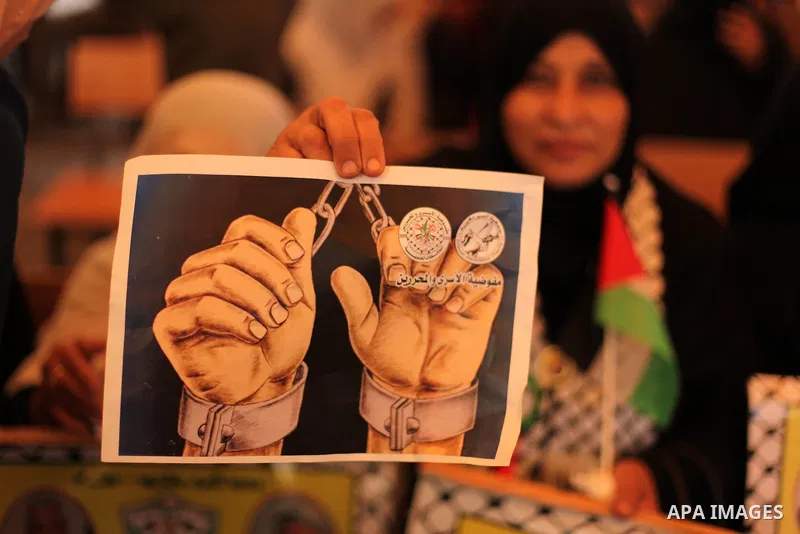 Palestinians take part in a protest demanding release the prisoners in Israeli jails, in front of Red cross office, in Gaza city, on Oct. 19, 2015. Photo by Ashraf Amra