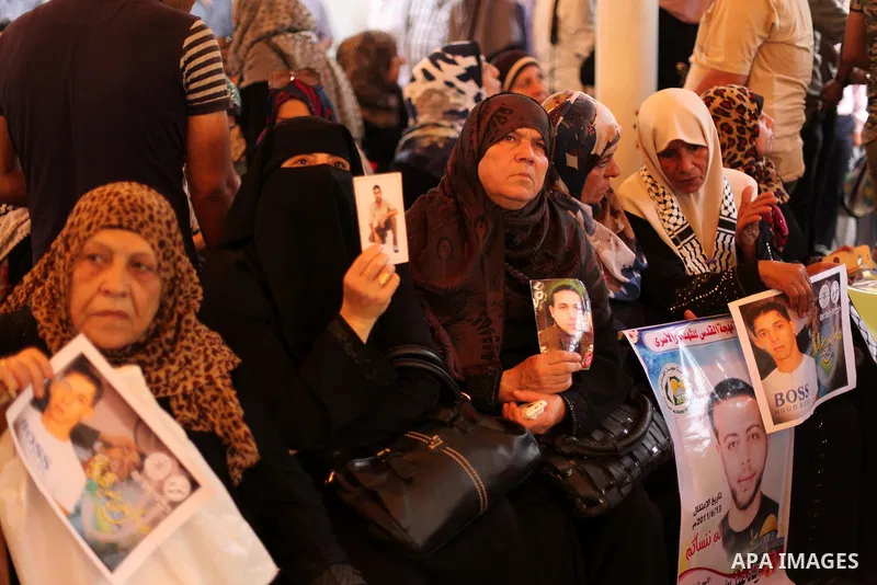 Palestinians take part in a protest demanding release the prisoners in Israeli jails, in front of Red cross office, in Gaza city, on Oct. 19, 2015. Photo by Ashraf Amra