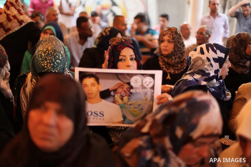 Palestinians take part in a protest demanding release the prisoners in Israeli jails, in front of Red cross office, in Gaza city, on Oct. 19, 2015. Photo by Ashraf Amra