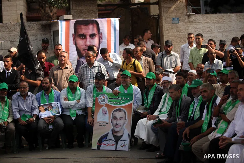 Palestinians take part in a protest demanding release the prisoners in Israeli jails, in front of Red cross office, in Gaza city, on Oct. 19, 2015. Photo by Ashraf Amra